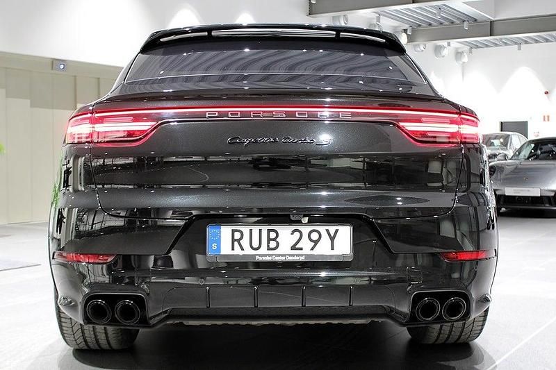 Begagnad Porsche Cayenne Turbo S 549 HK (403 kW) 2022 Svart SUV