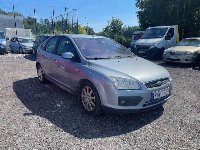 Ljusblå (blå) Begagnad 2006 Ford Focus Halvkombi | 9 900 kr - Bild 1/4
