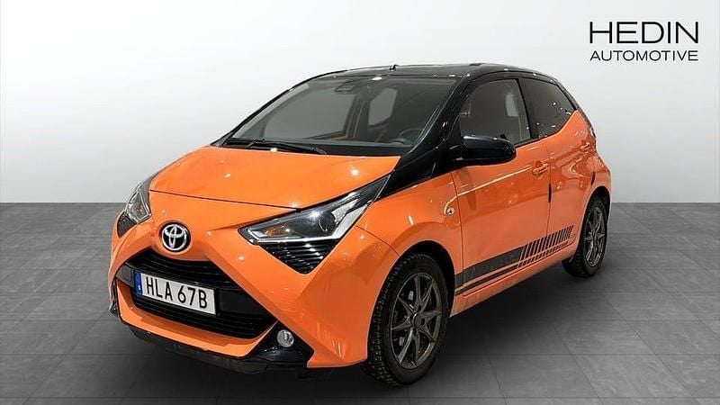Orange Begagnad 2020 Toyota Aygo Halvkombi | 134 900 kr (Marknadspris) - Bild 1/4
