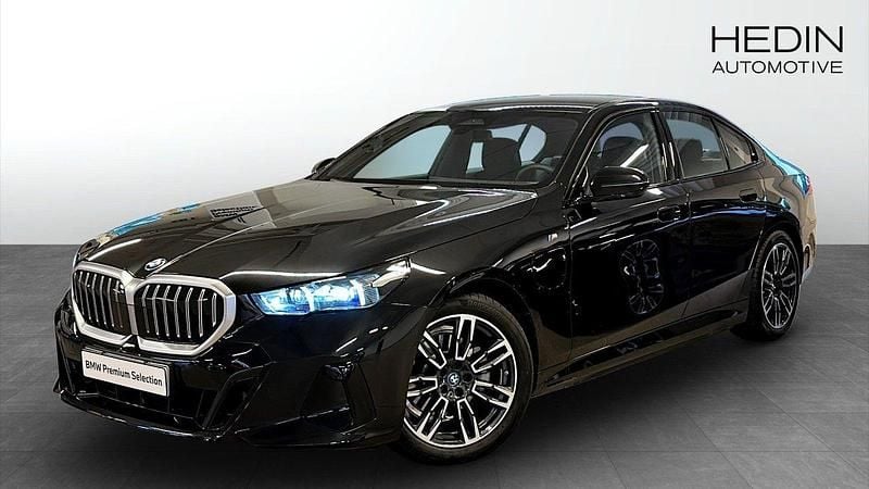 Svart (black) Begagnad 2025 BMW 530e M Sport Sedan | 638 700 kr - Bild 1/4