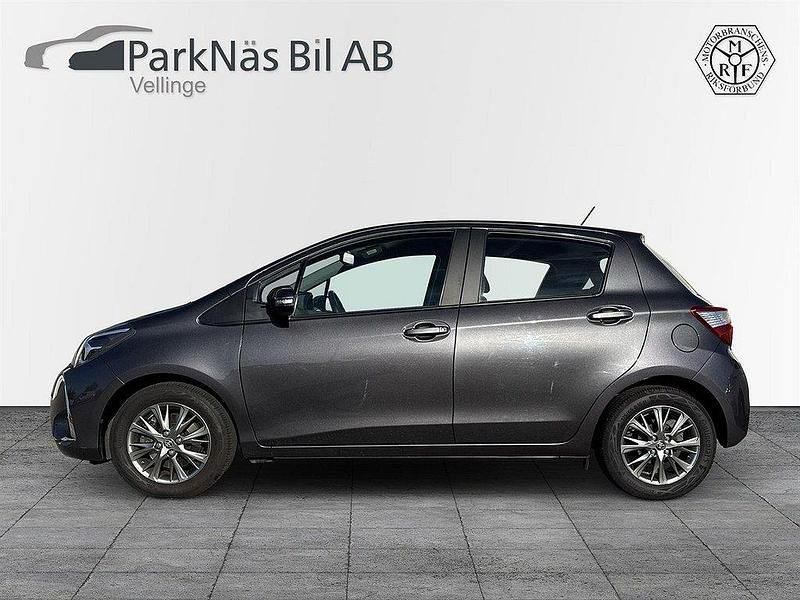 Mörkgrå (grå metallic) Begagnad 2017 Toyota Yaris Active Halvkombi | 149 900 kr (Marknadspris) - Bild 1/4