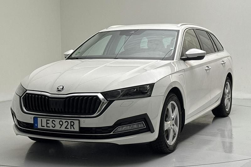 Vit Begagnad 2021 Skoda Octavia Style Kombi | 259 000 kr (Marknadspris) - Bild 1/4