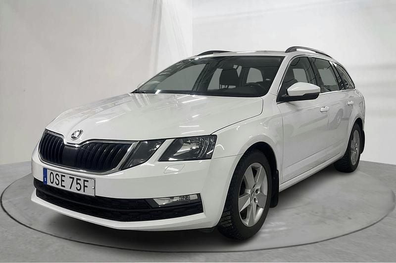 Vit Begagnad 2019 Skoda Octavia Kombi | 169 000 kr (Bra pris) - Bild 1/4