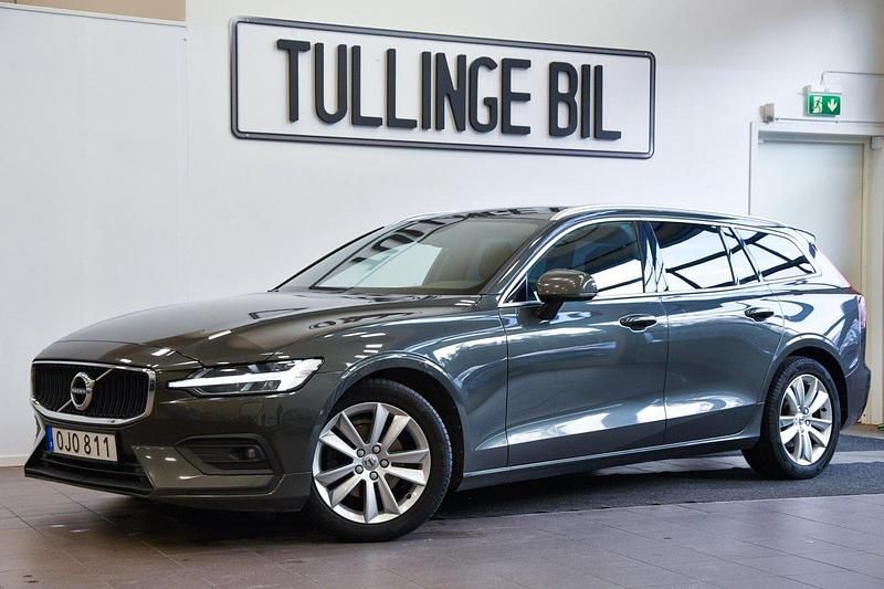 Mörkgrå Begagnad 2021 Volvo V60 Momentum Kombi | 229 800 kr (Marknadspris) - Bild 1/4