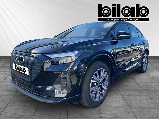 Mytsvart metallic Begagnad 2023 Audi Q4 Sportback e-tron Advanced SUV | 399 000 kr (Marknadspris) - Bild 1/4
