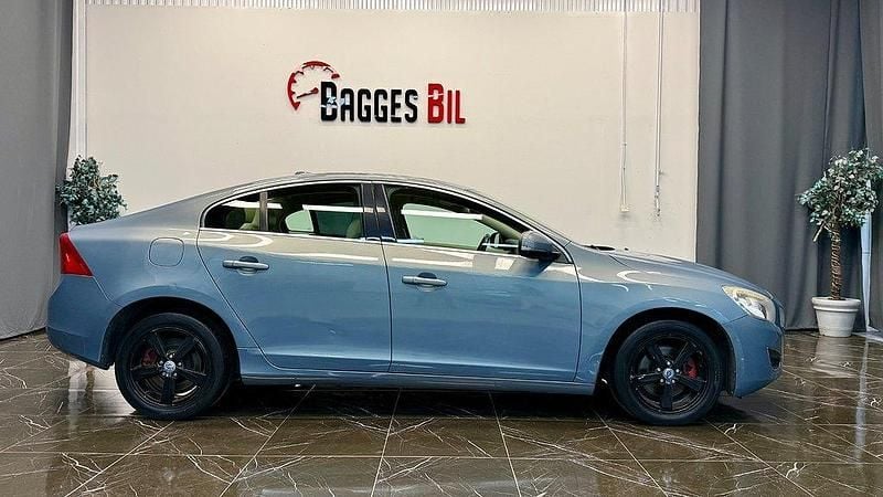 Ljusblå Begagnad 2010 Volvo S60 Summum Sedan | 84 900 kr (Bra pris) - Bild 1/4