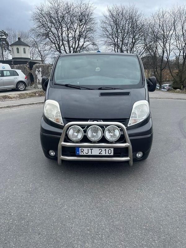 Svart Begagnad 2011 Renault Trafic Minibuss | 65 900 kr (Marknadspris) - Bild 1/4