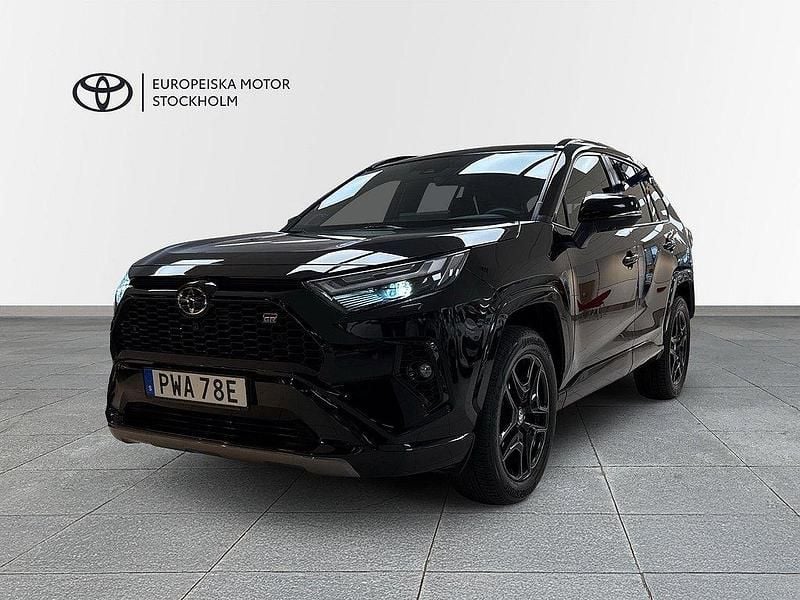 Svart Begagnad 2024 Toyota RAV4 Hybrid Sport SUV | 504 900 kr (Marknadspris) - Bild 1/4