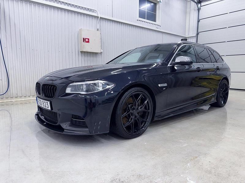 Svart Begagnad 2014 BMW M550 M Sport Sedan | 240 000 kr (Marknadspris) - Bild 1/4