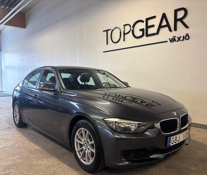 Grå Begagnad 2012 BMW 320 Sedan | 134 900 kr (Marknadspris) - Bild 1/4