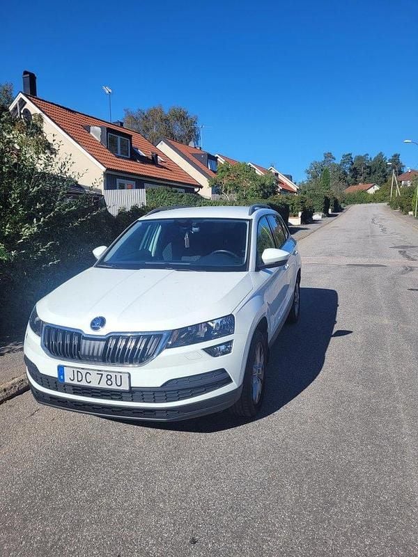 Vit Begagnad 2019 Skoda Karoq Ambition SUV | 209 000 kr (Marknadspris) - Bild 1/4