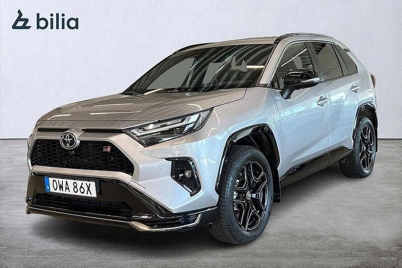 Silver Begagnad 2025 Toyota RAV4 Hybrid Sport SUV | 599 900 kr (Marknadspris) - Bild 1/4