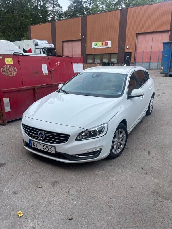 Vit Begagnad 2015 Volvo V60 Summum Kombi | 148 000 kr (Marknadspris) - Bild 1/4