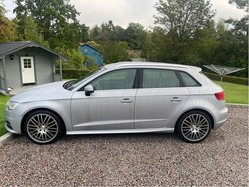 Silver Begagnad 2016 Audi A3 Sportback Attraction Halvkombi | 89 500 kr (Bra pris) - Bild 1/4