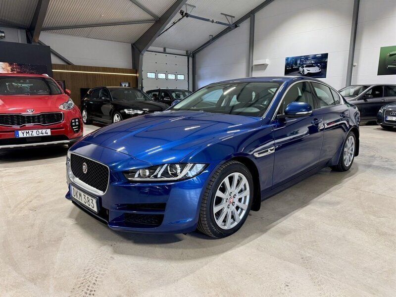 Blå Begagnad 2016 Jaguar XE Sedan | 199 900 kr (Lite dyr) - Bild 1/4
