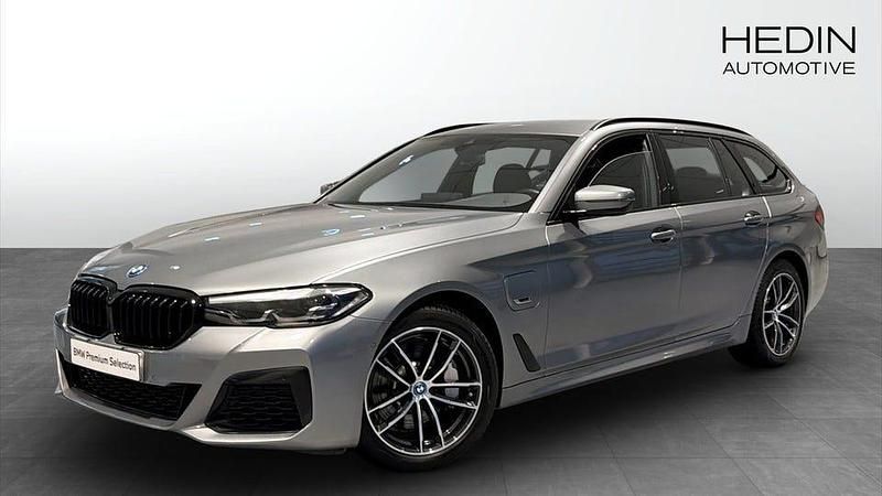 Grå Begagnad 2024 BMW 530 M Sport Kombi | 438 700 kr - Bild 1/4