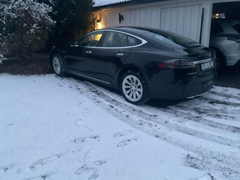 Begagnad 2015 Tesla Model S Halvkombi | 210 000 kr (Marknadspris) - Bild 1/4