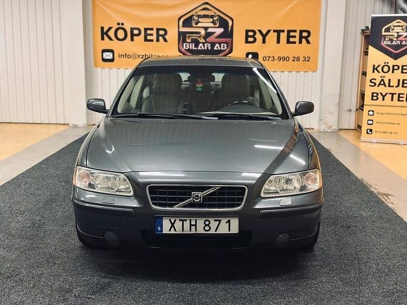 Grå Begagnad 2006 Volvo S60 Kinetic Sedan | 32 900 kr (Marknadspris) - Bild 1/4