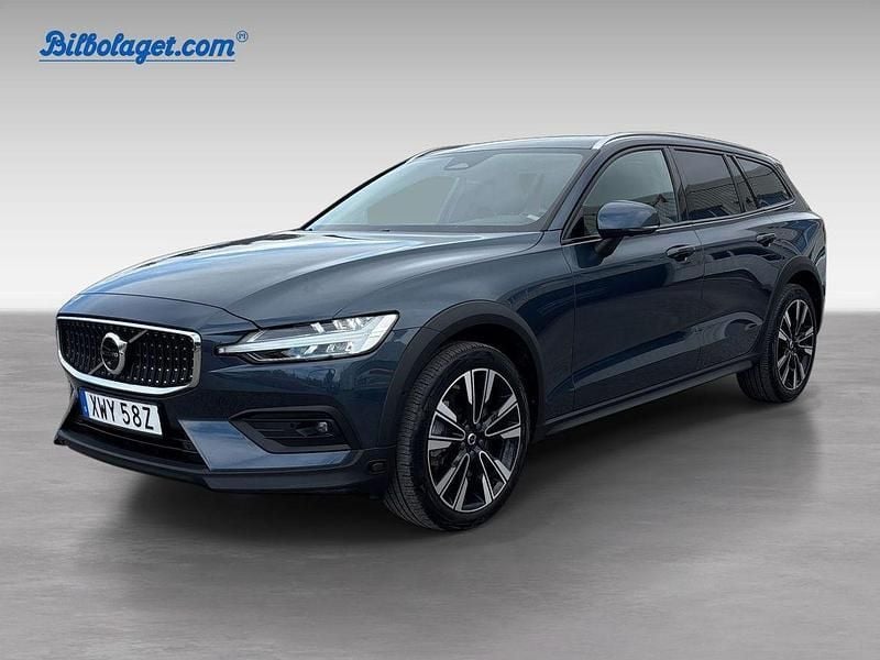 Blå Begagnad 2023 Volvo V60 CC Plus Kombi | 435 000 kr (Marknadspris) - Bild 1/4