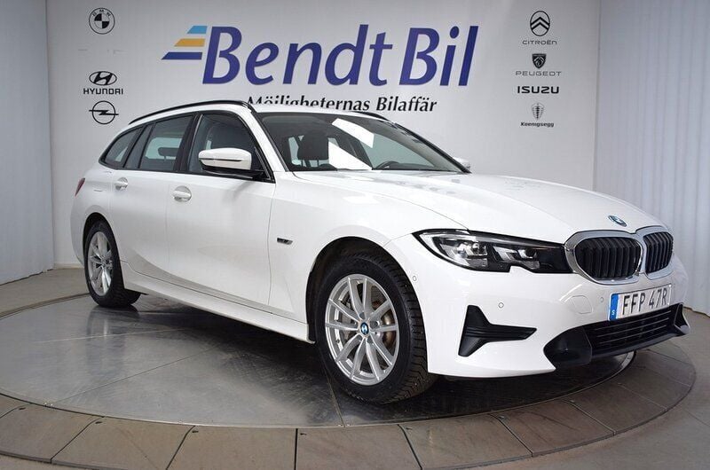 Vit Begagnad 2021 BMW 330e Sport Line Kombi | 284 500 kr (Superpris) - Bild 1/4