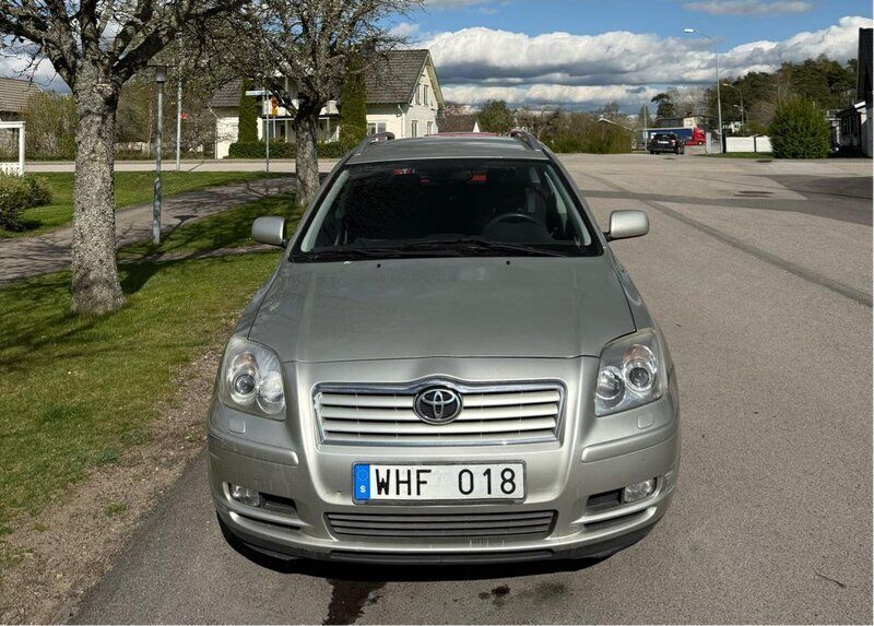 Silver Begagnad 2004 Toyota Avensis Kombi | 34 999 kr (Marknadspris) - Bild 1/4