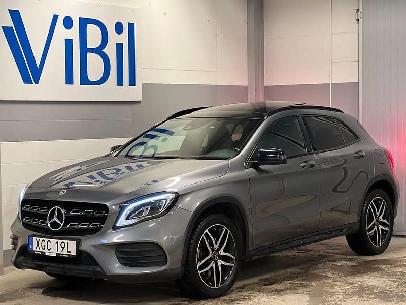Mörkgrå Begagnad 2019 Mercedes GLA220 AMG SUV | 249 900 kr (Marknadspris) - Bild 1/4