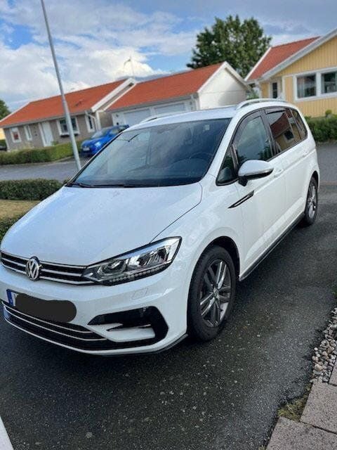 Vit Begagnad 2020 VW Touran Minibuss | 285 000 kr (Bra pris) - Bild 1/4