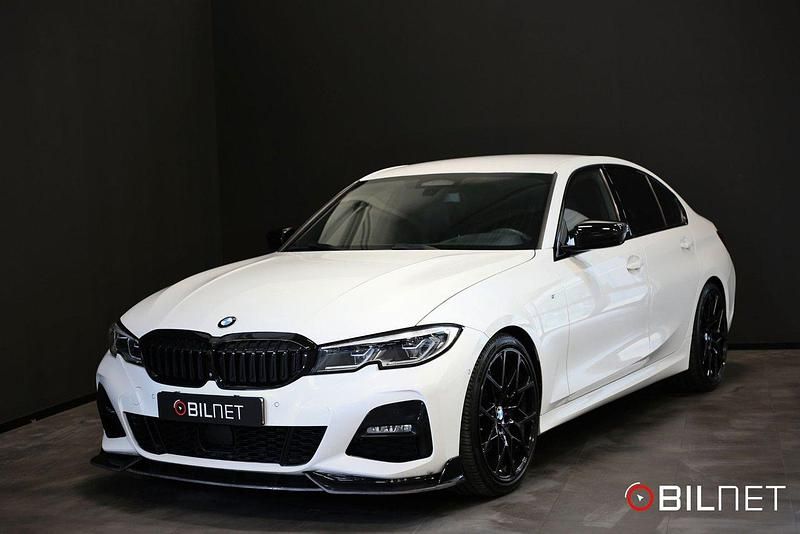Vit Begagnad 2019 BMW 330 M Sport Sedan | 339 900 kr (Marknadspris) - Bild 1/4