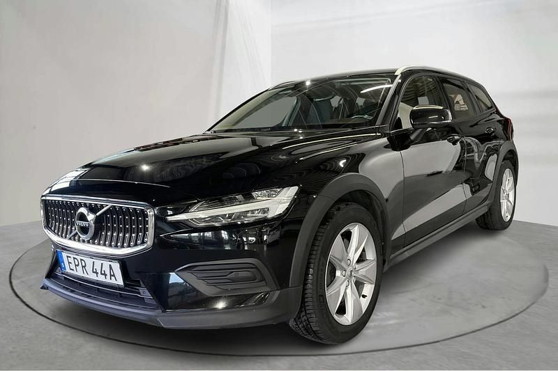 Svart Begagnad 2020 Volvo V60 CC Momentum Kombi | 249 000 kr (Marknadspris) - Bild 1/4