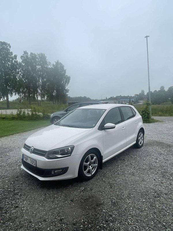 Vit Begagnad 2010 VW Polo Halvkombi | 50 000 kr (Marknadspris) - Bild 1/4
