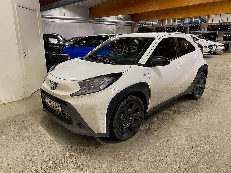 Vit Begagnad 2022 Toyota Aygo X X-play SUV | 169 900 kr (Marknadspris) - Bild 1/1
