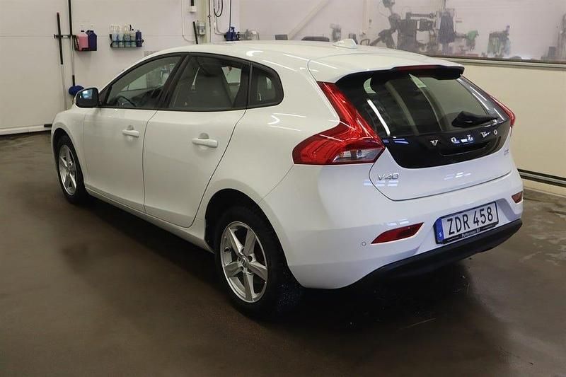 Begagnad Volvo V40 120 HK (88 kW) 2017 Vit Halvkombi