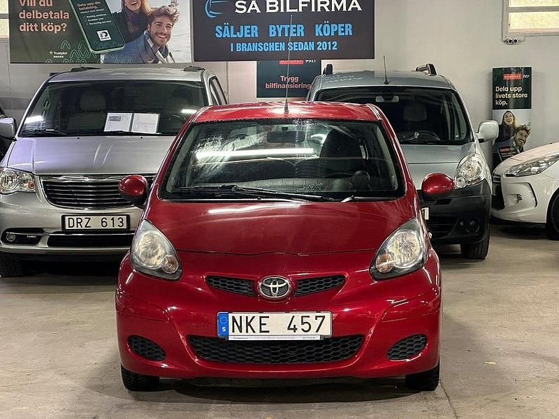 Mörkröd Begagnad 2010 Toyota Aygo Halvkombi | 57 900 kr - Bild 1/4