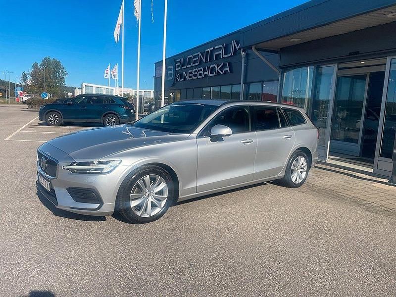 Grå Begagnad 2021 Volvo V60 Momentum Kombi | 299 900 kr (Marknadspris) - Bild 1/4