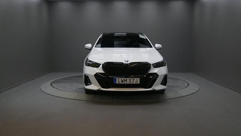 Begagnad BMW 530 M Sport 299 HK (219 kW) 2025 Vit Kombi