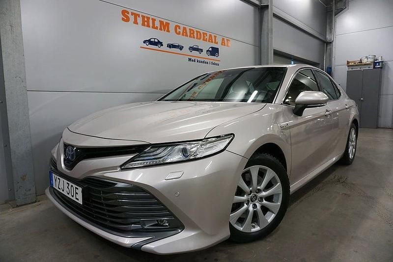 Ljusbrun Begagnad 2019 Toyota Camry Hybrid Executive Sedan | 284 900 kr (Marknadspris) - Bild 1/4