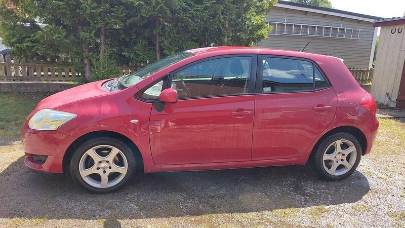 Röd Begagnad 2007 Toyota Auris Halvkombi | 35 000 kr (Marknadspris) - Bild 1/4