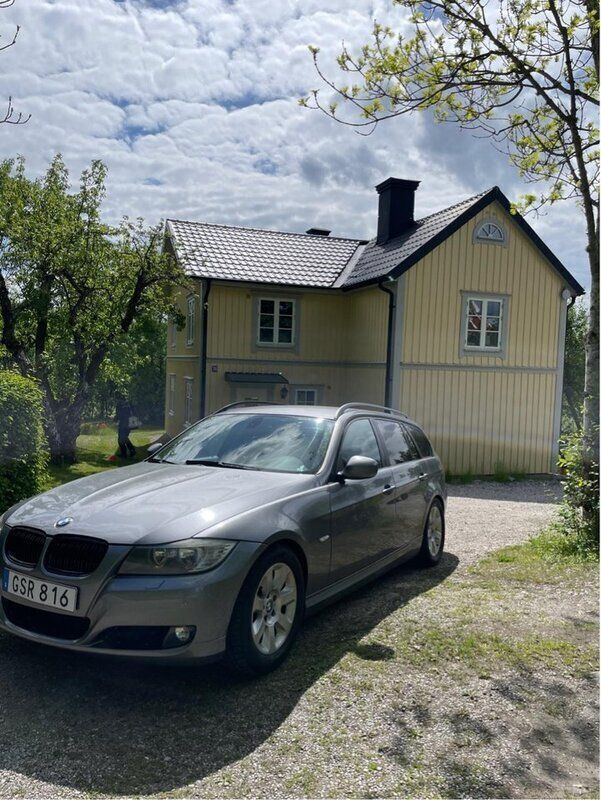 Grå Begagnad 2010 BMW 320 Comfort Edition Kombi | 65 000 kr (Marknadspris) - Bild 1/4