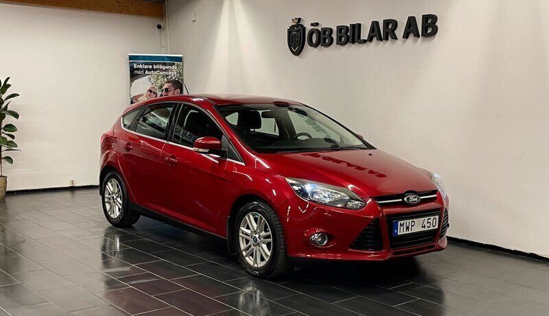 Röd Begagnad 2012 Ford Focus Titanium Halvkombi | 59 900 kr (Marknadspris) - Bild 1/4
