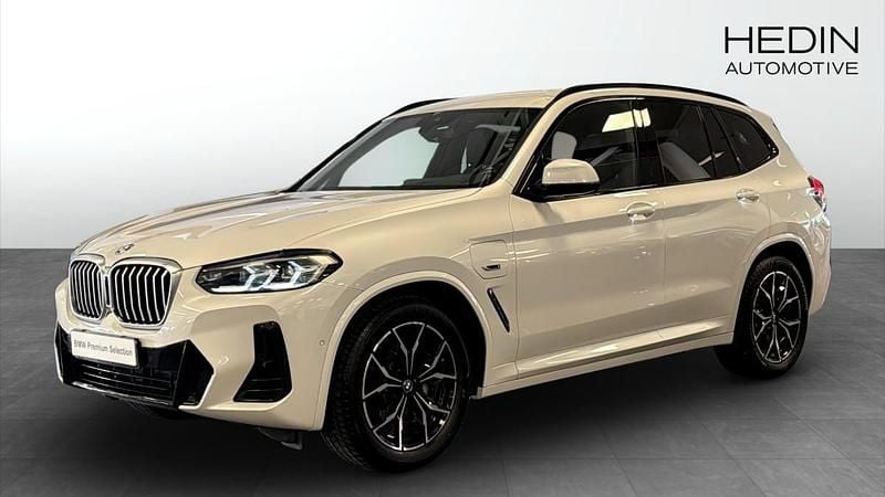 Vit (white) Begagnad 2021 BMW X3 M Sport SUV | 488 700 kr (Marknadspris) - Bild 1/4