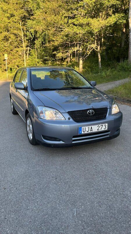 Blå Begagnad 2003 Toyota Corolla Halvkombi | 47 500 kr (Lite dyr) - Bild 1/4