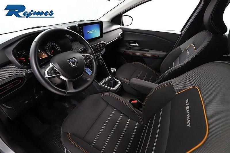 Begagnad Dacia Sandero Comfort 91 HK (66 kW) 2022 Silver Halvkombi