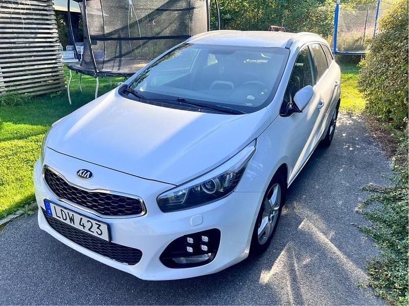 Vit Begagnad 2016 Kia Ceed Sportswagon GT-Line Kombi | 115 000 kr (Marknadspris) - Bild 1/4