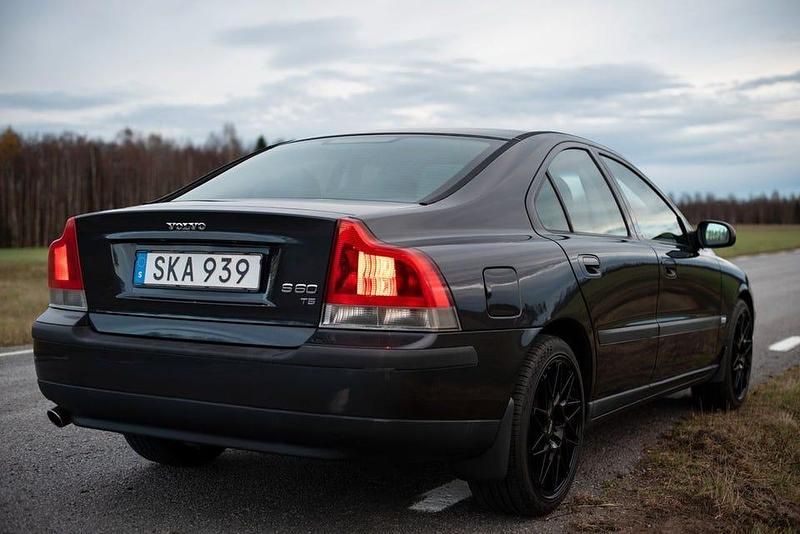 Grå Begagnad 2001 Volvo S60 Sedan | 49 900 kr - Bild 1/4