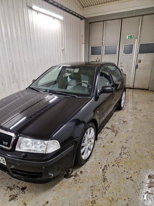 Svart Begagnad 2004 Skoda Octavia Tour Halvkombi | 25 000 kr (Marknadspris) - Bild 1/4