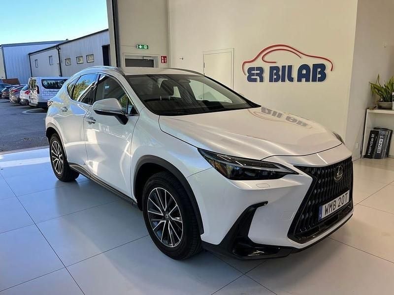 Vit Begagnad 2023 Lexus NX350h SUV | 439 900 kr (Marknadspris) - Bild 1/4
