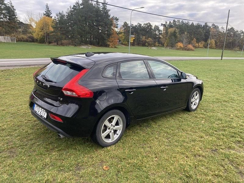 Svart Begagnad 2018 Volvo V40 Halvkombi | 168 000 kr (Bra pris) - Bild 1/4