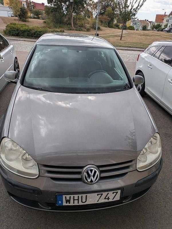 Grå Begagnad 2005 VW Golf IV Trendline Halvkombi | 20 000 kr (Marknadspris) - Bild 1/4