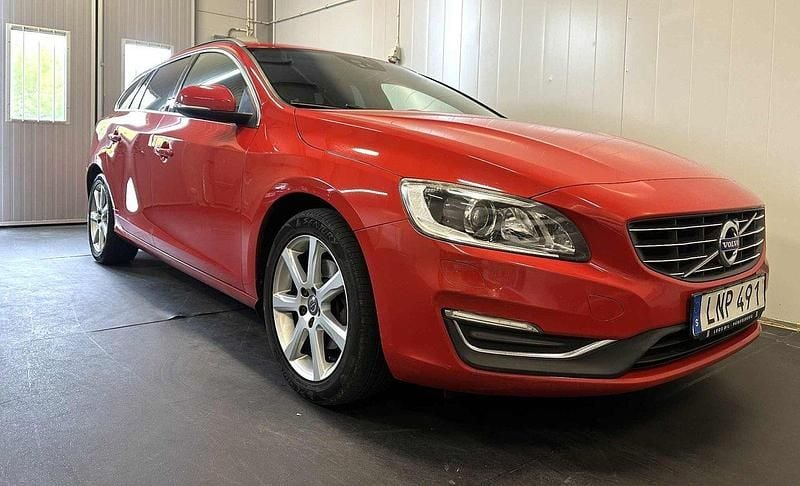 Röd Begagnad 2016 Volvo V60 Kombi | 134 900 kr (Marknadspris) - Bild 1/4
