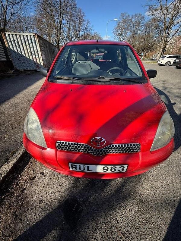Röd Begagnad 2000 Toyota Yaris Halvkombi | 7 500 kr - Bild 1/4